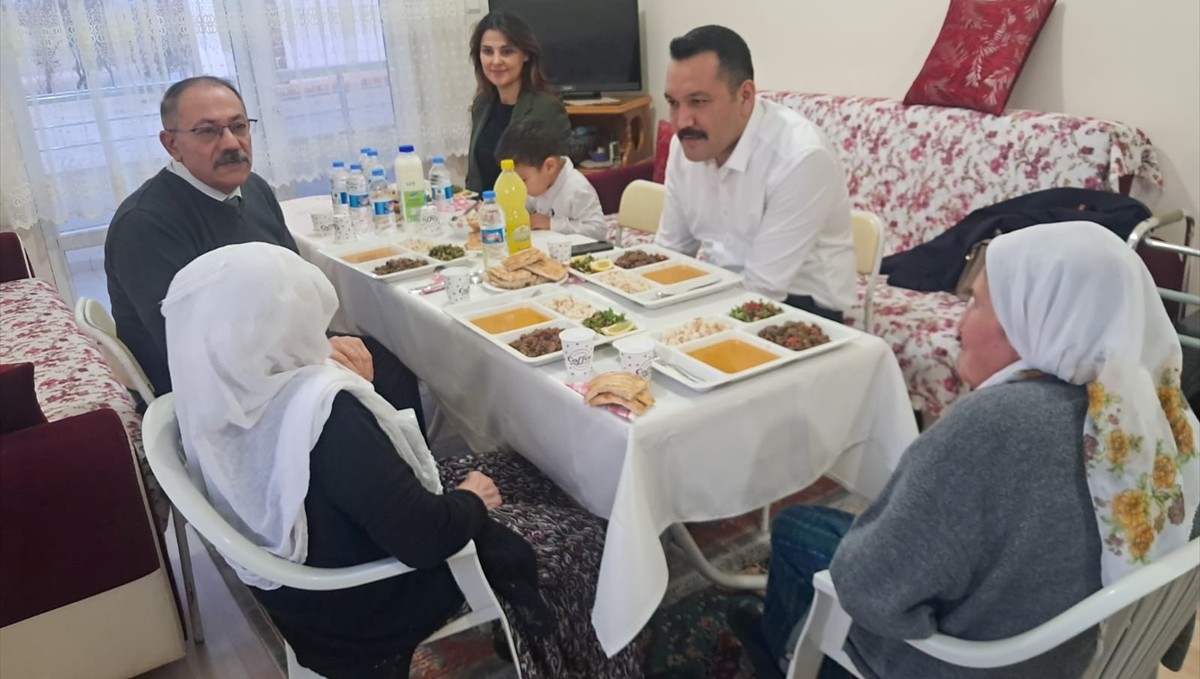 Ağın Kaymakamı Türkmenoğlu bir evde iftar yaptı