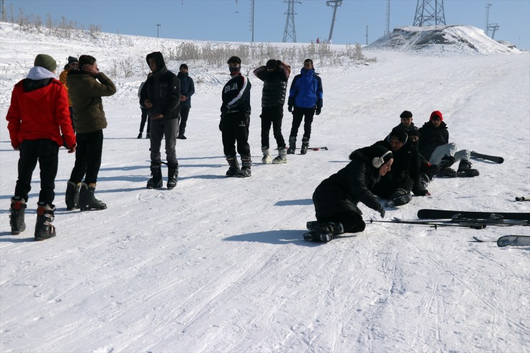 hem eğleniyor Spor Ağrı dersinde öğreniyor Lisesi öğrencileri hem kayak 11