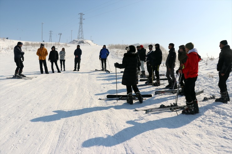 öğreniyor kayak Spor hem öğrencileri eğleniyor dersinde hem Ağrı Lisesi 9