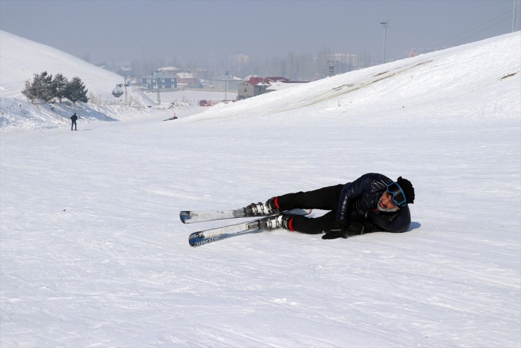 hem Ağrı kayak Spor Lisesi dersinde eğleniyor hem öğrencileri öğreniyor 10