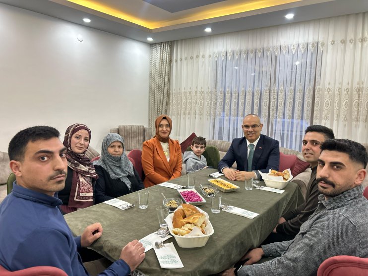 Ağrı Valisi Mustafa Koç, şehit annesi Makbule Doğan