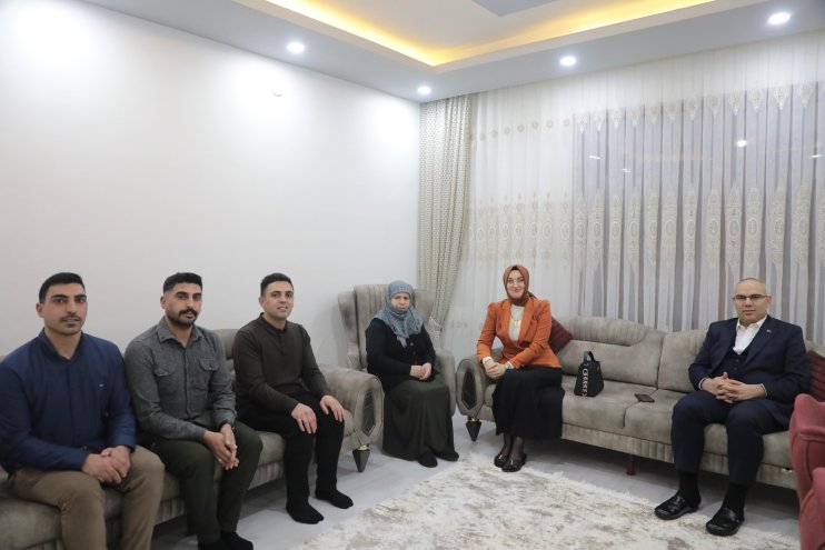 Ağrı Valisi Mustafa Koç, şehit annesi Makbule Doğan