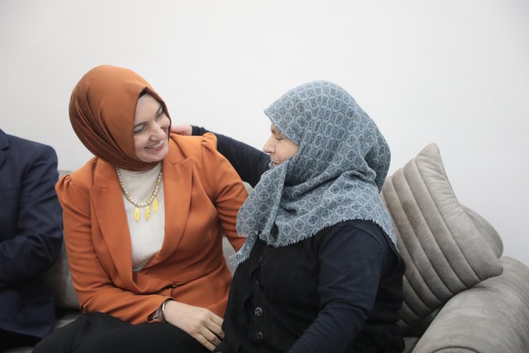 Ağrı Valisi Mustafa Koç, şehit annesi Makbule Doğan