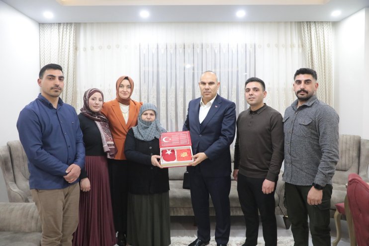 Ağrı Valisi Mustafa Koç, şehit annesi Makbule Doğan