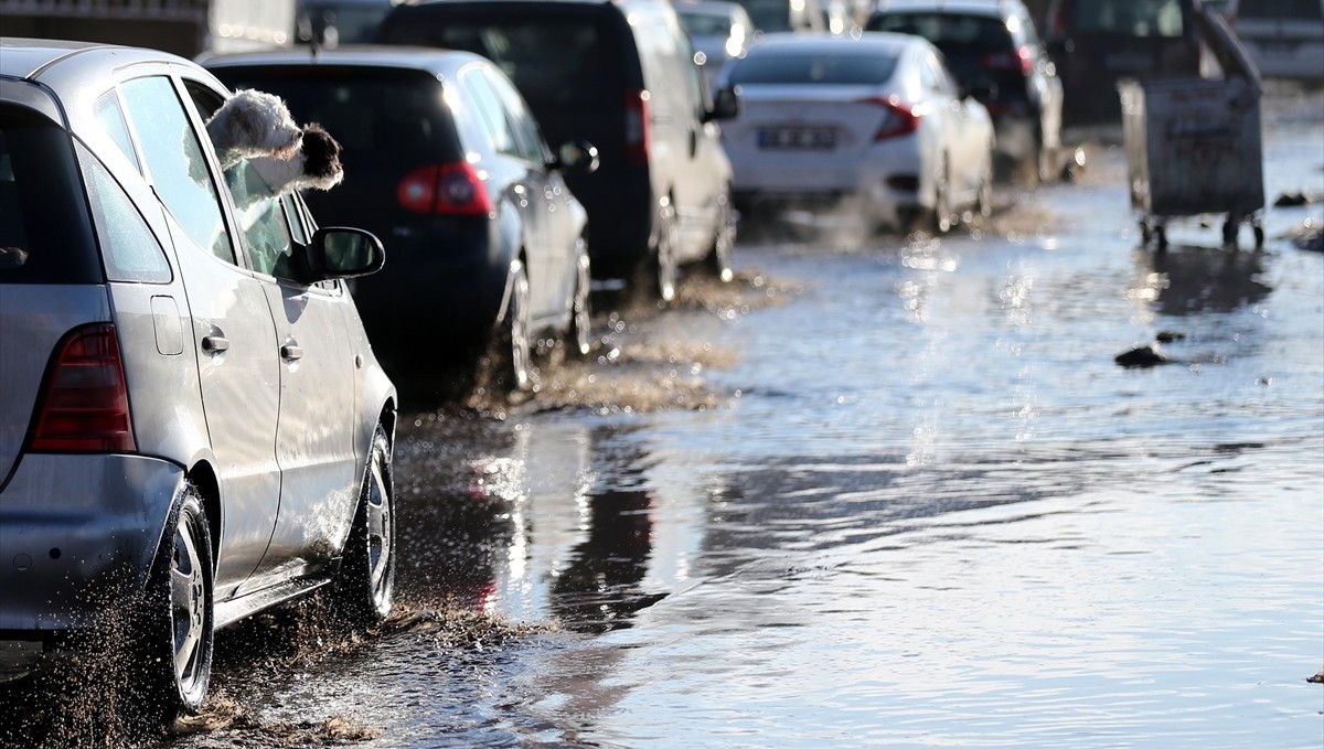 Ardahan'da karların erimesiyle bazı yollarda su birikintileri oluştu