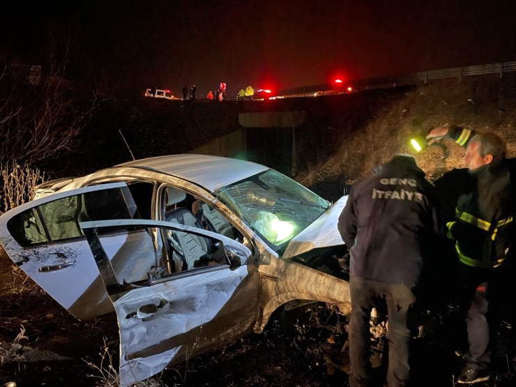 otomobildeki şarampole yaralandı Bingöl