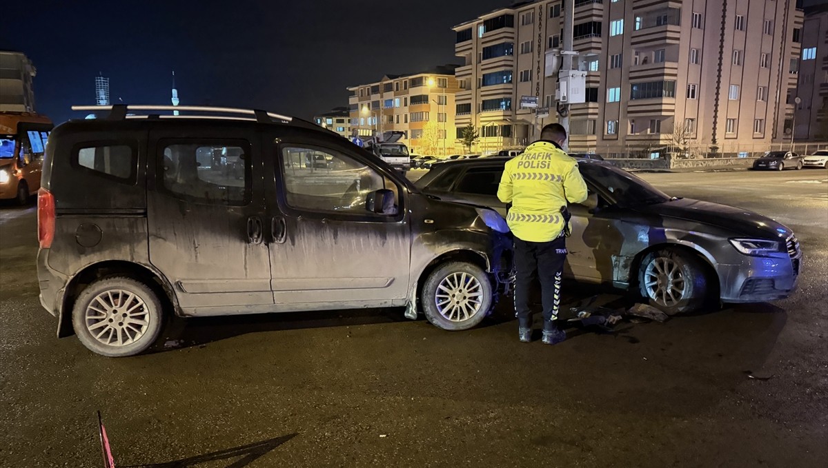 Erzurum'da hafif ticari araç ile otomobilin çarpıştığı kazada 4 kişi yaralandı