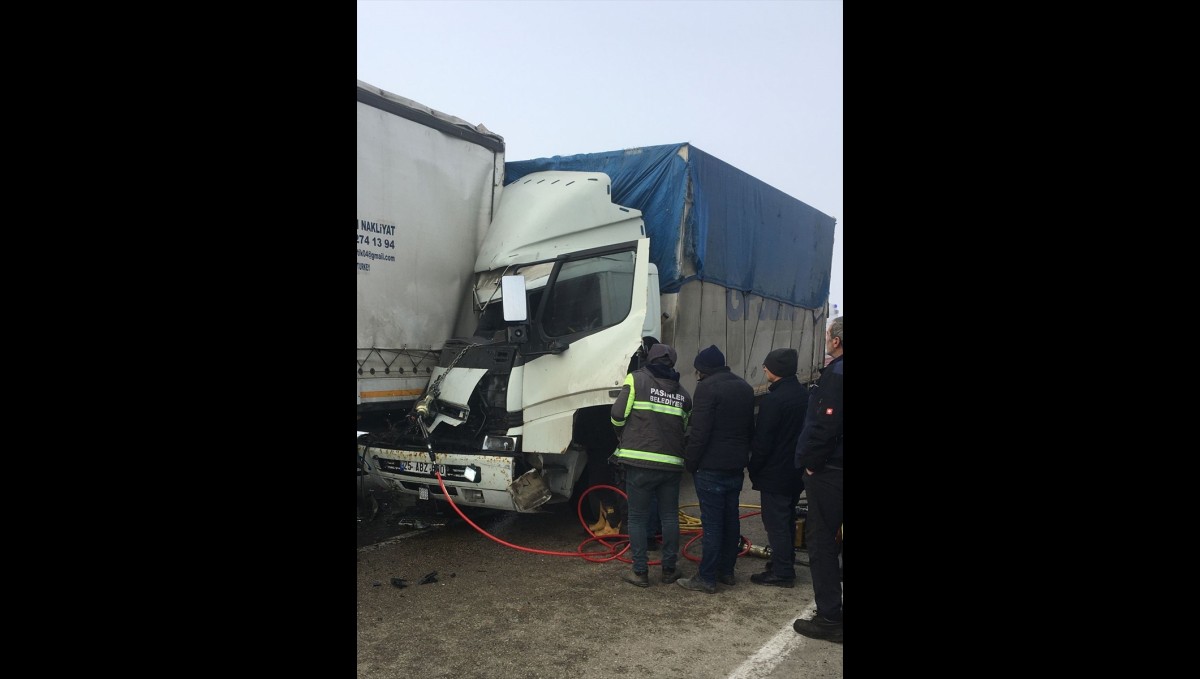 Erzurum'da tıra arkadan çarpan kamyondaki 2 kişi yaralandı