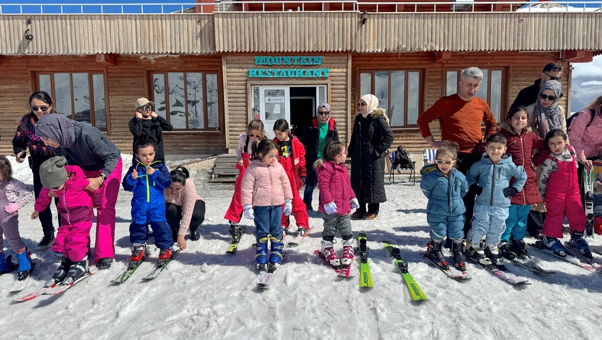 Hakkari'de çocuklar kayak yaparak eğlendi