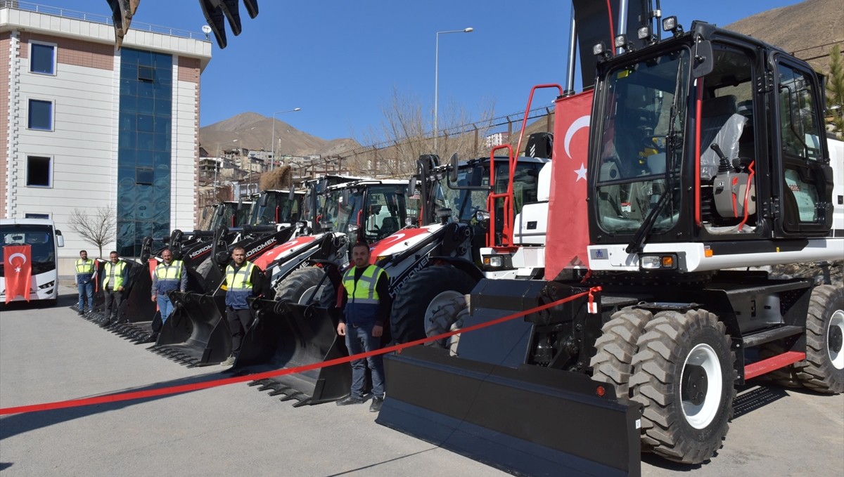 Hakkari İl Özel İdaresinin filosu yeni alınan 11 araçla güçlendirildi