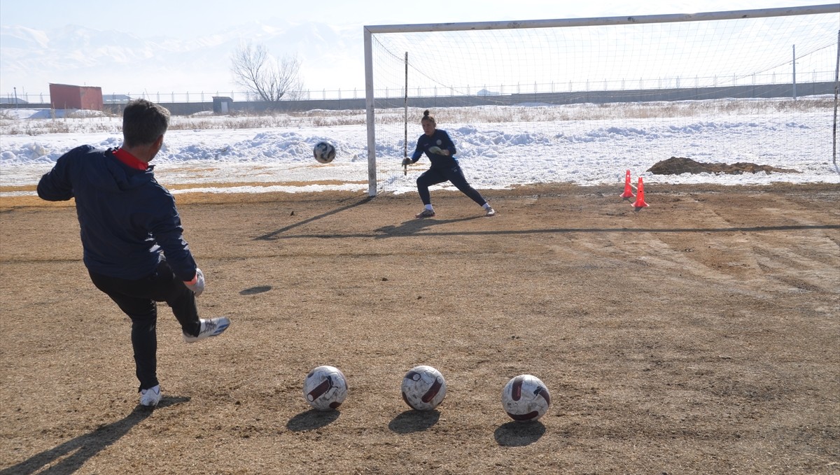 Kadın futbol takımında kaptanlık, Milli Eğitim Müdürlüğünde memurluk yapıyor