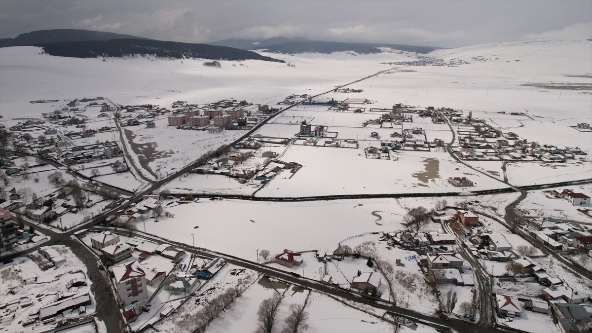 Karla kaplanan Ardahan Göle dronla görüntülendi