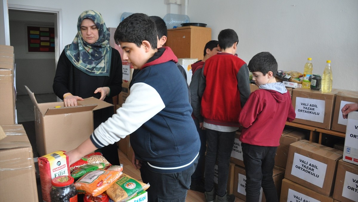 Muş'ta ortaokul öğrencileri harçlıklarıyla ihtiyaç sahiplerine ramazan kolisi hazırladı