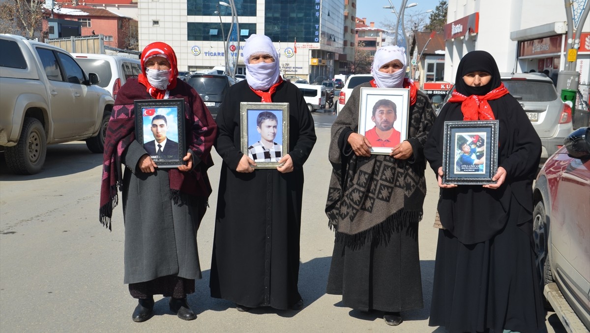 Muşlu aileler, DEM Parti önündeki eylemlerini sürdürdü