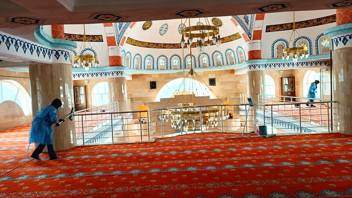 Tatvan'daki camilerde temizlik çalışması yapılıyor