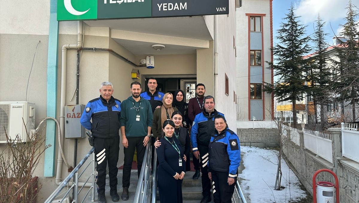 Toplum Destekli Polislik Şubesi ekipleri Yeşilay Van Şubesini ziyaret etti