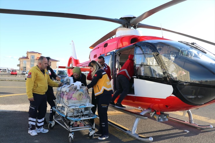 Ağrı'da ambulans helikopter göz hastalığı bulunan bebek için havalandı