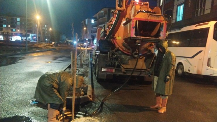 AĞRI BELEDİYESİ EKİPLERİ YAĞIŞLARA KARŞI GECEDEN BERİ TEYAKKUZDA2