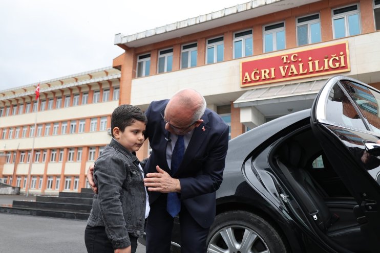 Ağrı Valisi Koç, koltuğunu minik öğrenciye devretti1