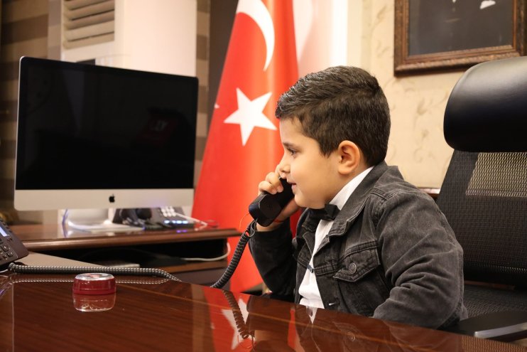 Ağrı Valisi Koç, koltuğunu minik öğrenciye devretti2