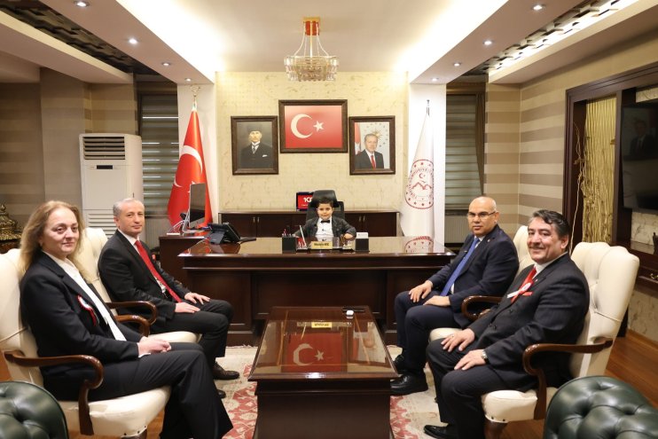 Ağrı Valisi Koç, koltuğunu minik öğrenciye devretti3