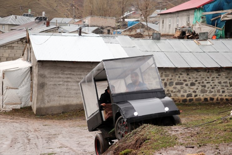 Ağrılı ilkokul mezunu genç hayalindeki araçları atık malzemelerle üretti5