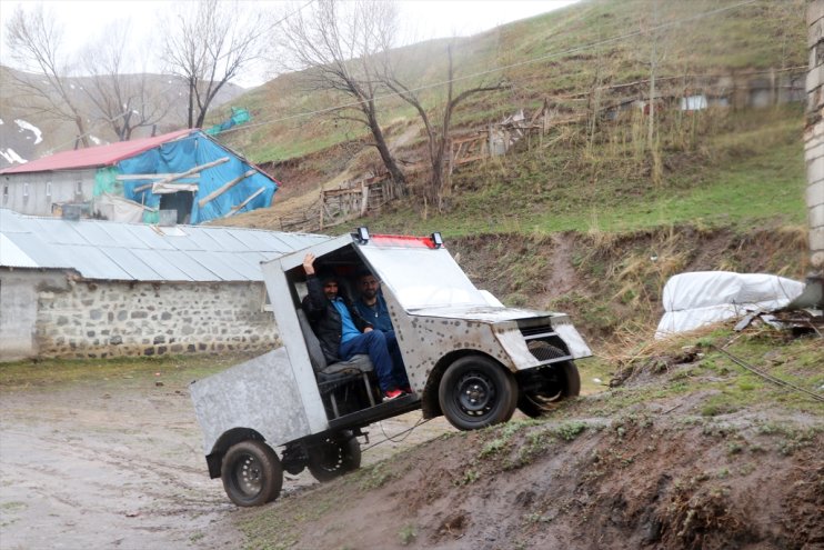 Ağrılı ilkokul mezunu genç hayalindeki araçları atık malzemelerle üretti11
