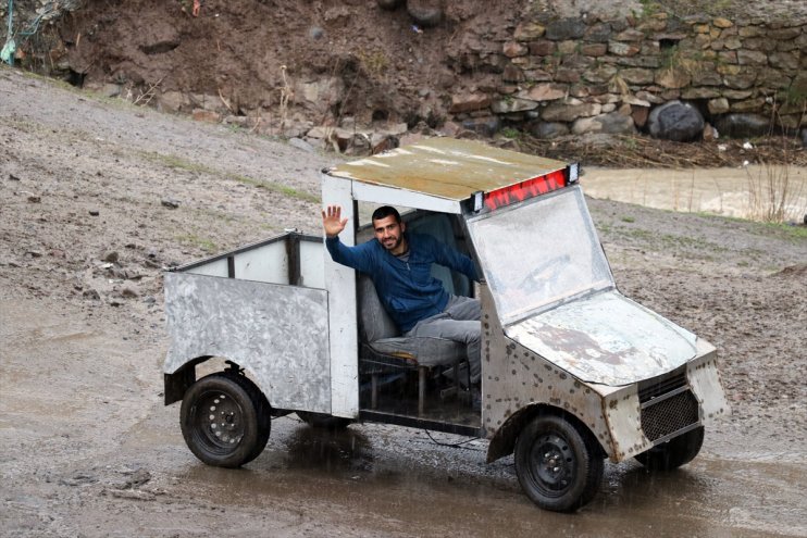 Ağrılı ilkokul mezunu genç hayalindeki araçları atık malzemelerle üretti12