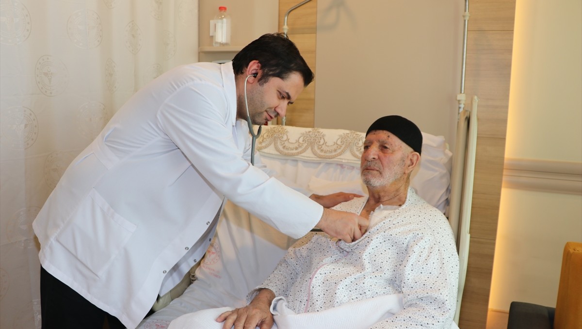 Ailesinin yüreklendirmesi ve doktorların risk almasıyla 98 yaşında yeniden nefes aldı