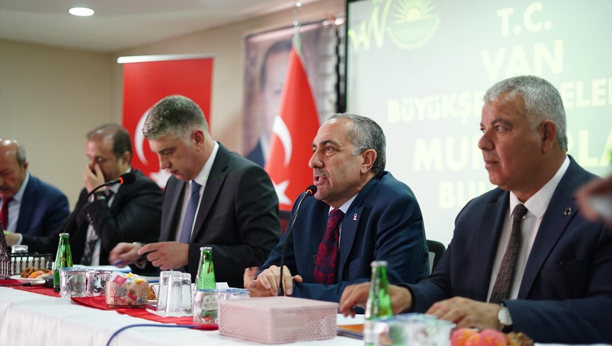 AK Parti Van İl Başkanı Arvas muhtarlarla bir araya geldi