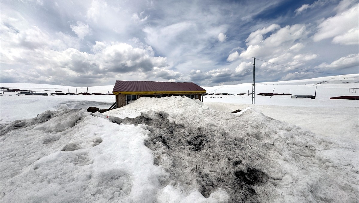 Ardahan'da yayla evleri halen kar altında bulunuyor