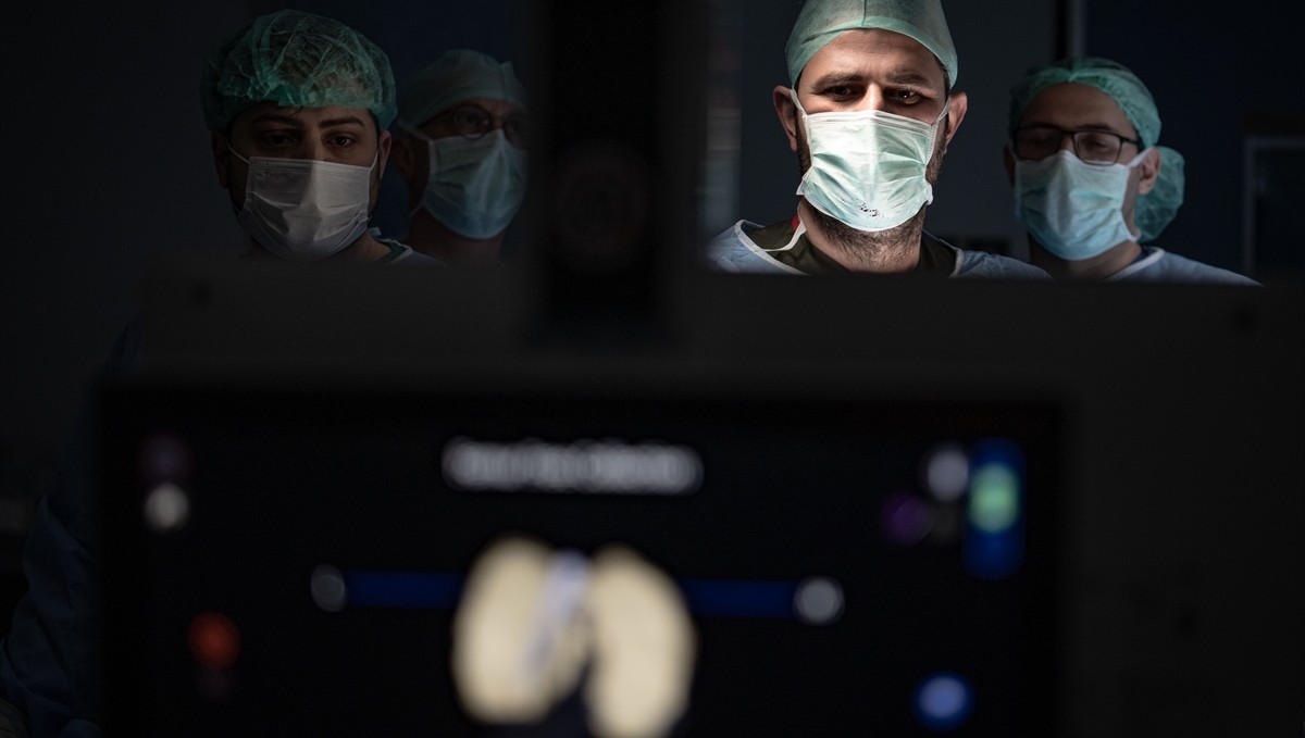 Atatürk Üniversitesi Araştırma Hastanesi'nde robotik cerrahiyle diz protezi ameliyatı yapıldı