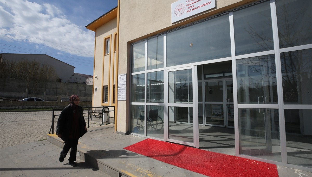 Bahar ebe, 7 yıldır köyleri gezerek kadın ve bebeklerin takibini yapıyor