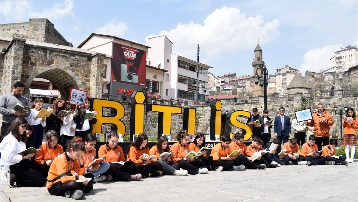 Bitlis'te öğrenci ve öğretmenler kitap okuma etkinliği düzenledi
