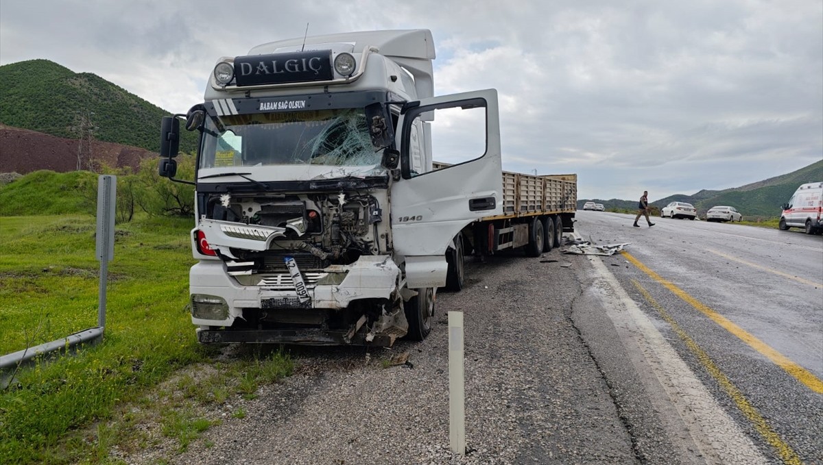 Bitlis'te tır ile minibüsün çarpıştığı kazada 1 kişi öldü, 2 kişi yaralandı