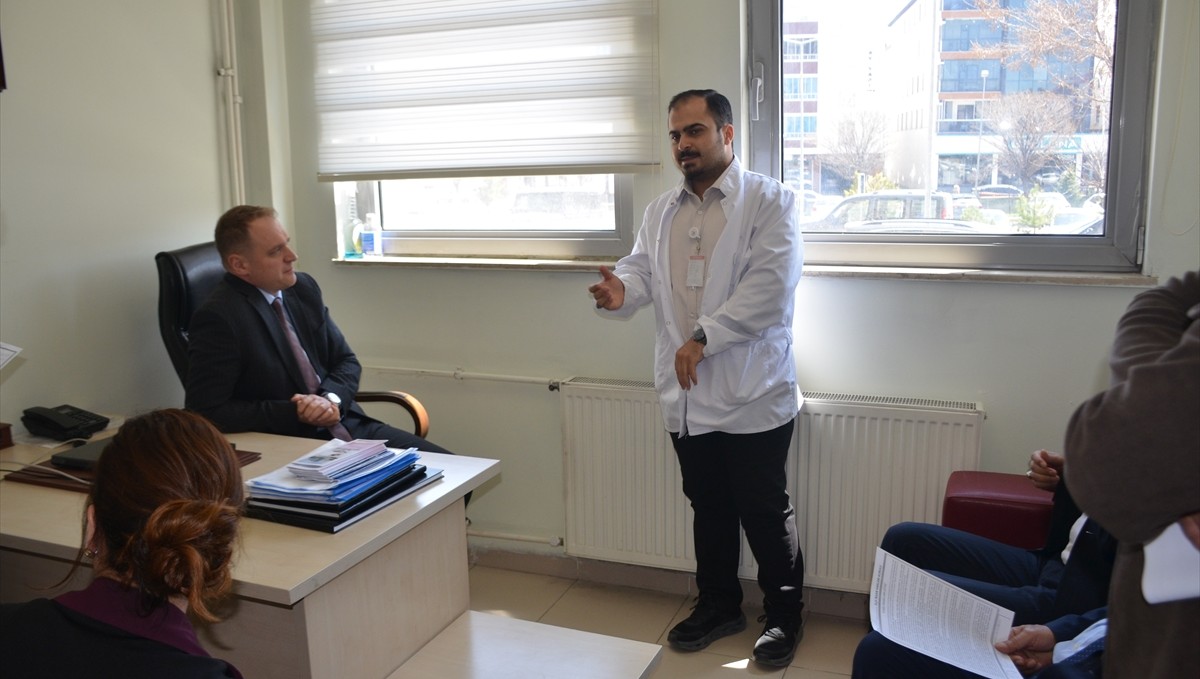 Bulanık Kaymakamı Koşansu, hastane çalışanlarıyla bir ara geldi