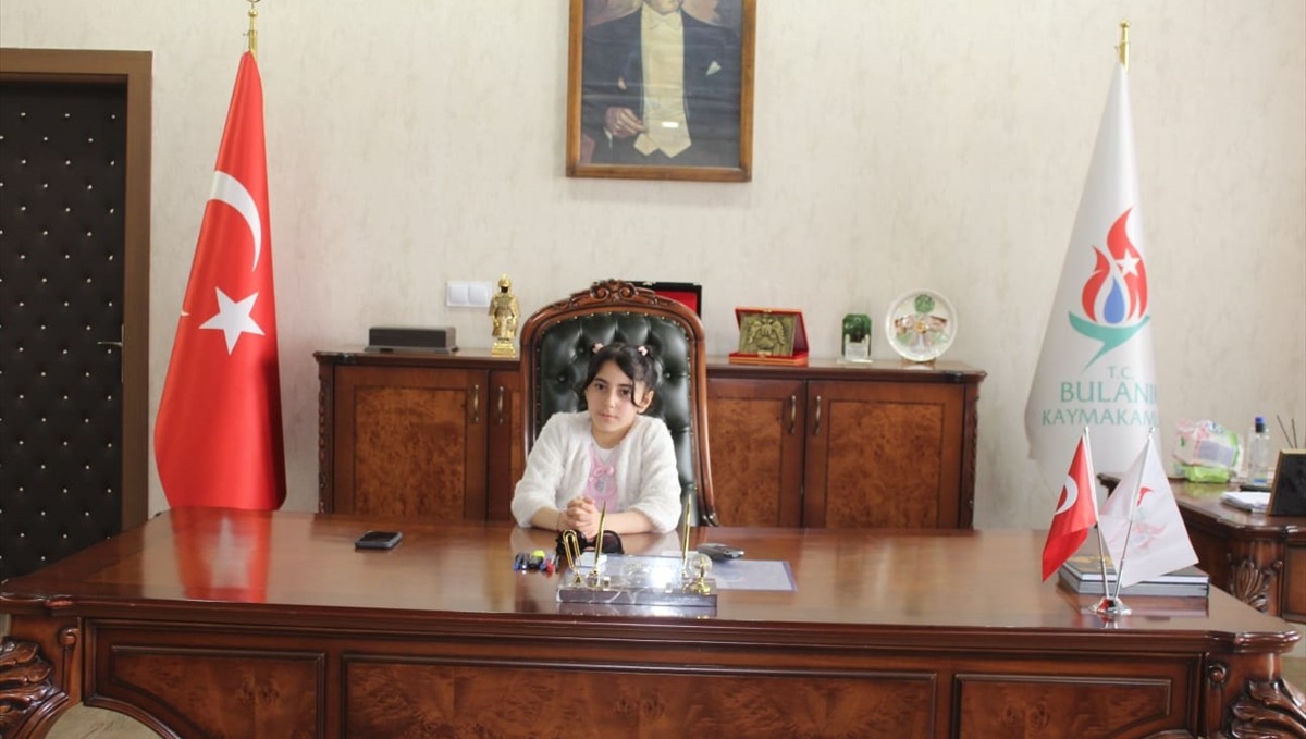 Bulanık Kaymakamı Koşansu, koltuğunu öğrencilere devretti