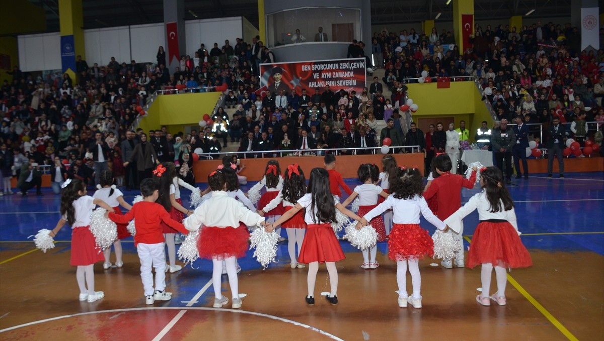 Bulanık'ta 23 Nisan Ulusal Egemenlik ve Çocuk Bayramı törenle kutlandı