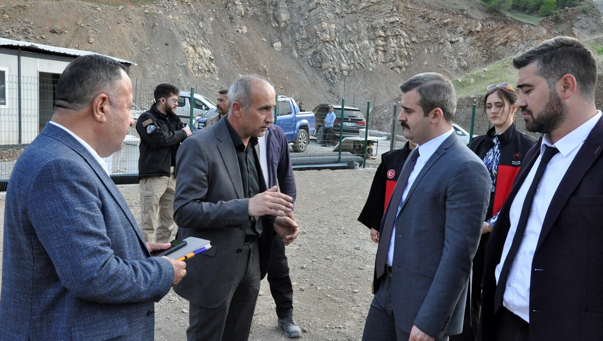 Çukurca Kaymakamı Kumcu, sahipsiz hayvanlar için yapılan alanda inceleme yaptı