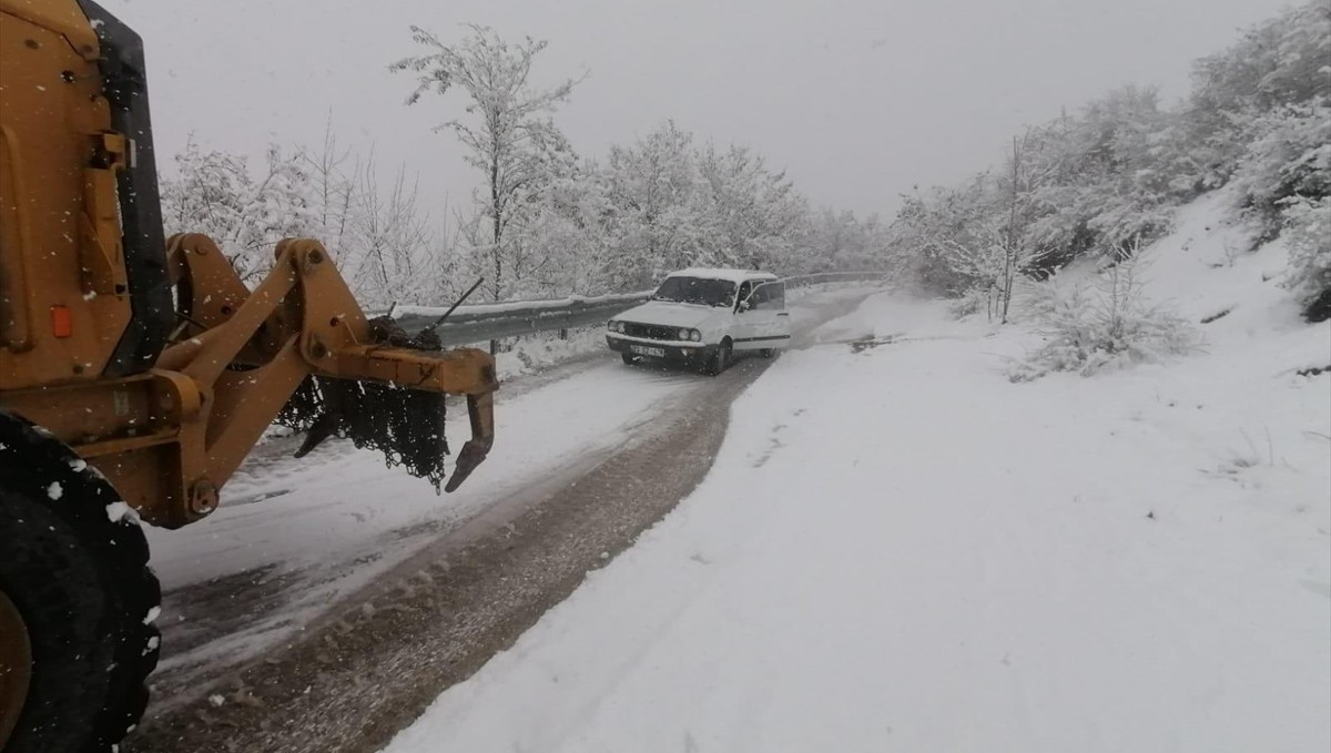Elazığ'da karda mahsur kalan araç kurtarıldı