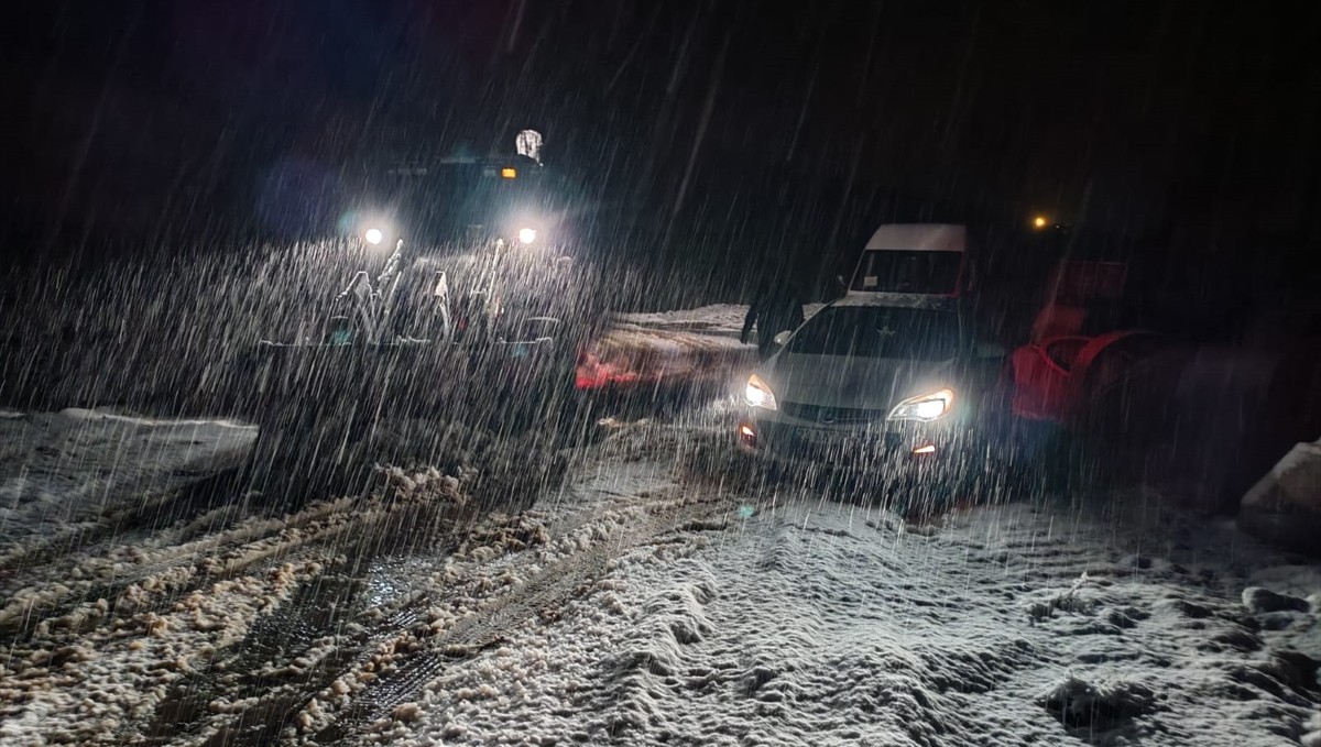 Elazığ'da karda mahsur kalan araçlar kurtarıldı