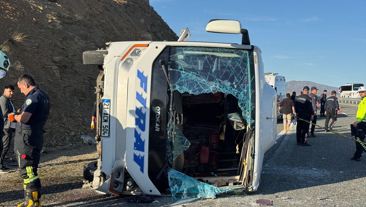 Elazığ'da midibüsün devrildiği kazada 22 kişi yaralandı