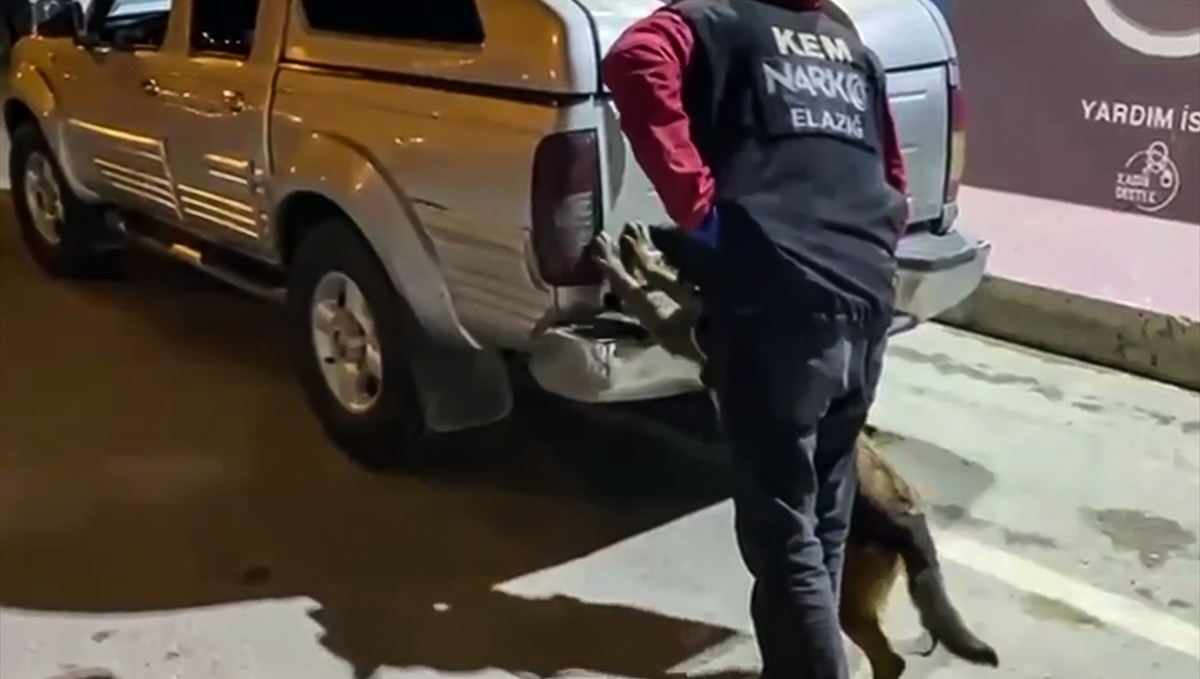 Elazığ'da pikabın bagaj kapağına gizlenmiş 5 kilogram uyuşturucu ele geçirildi