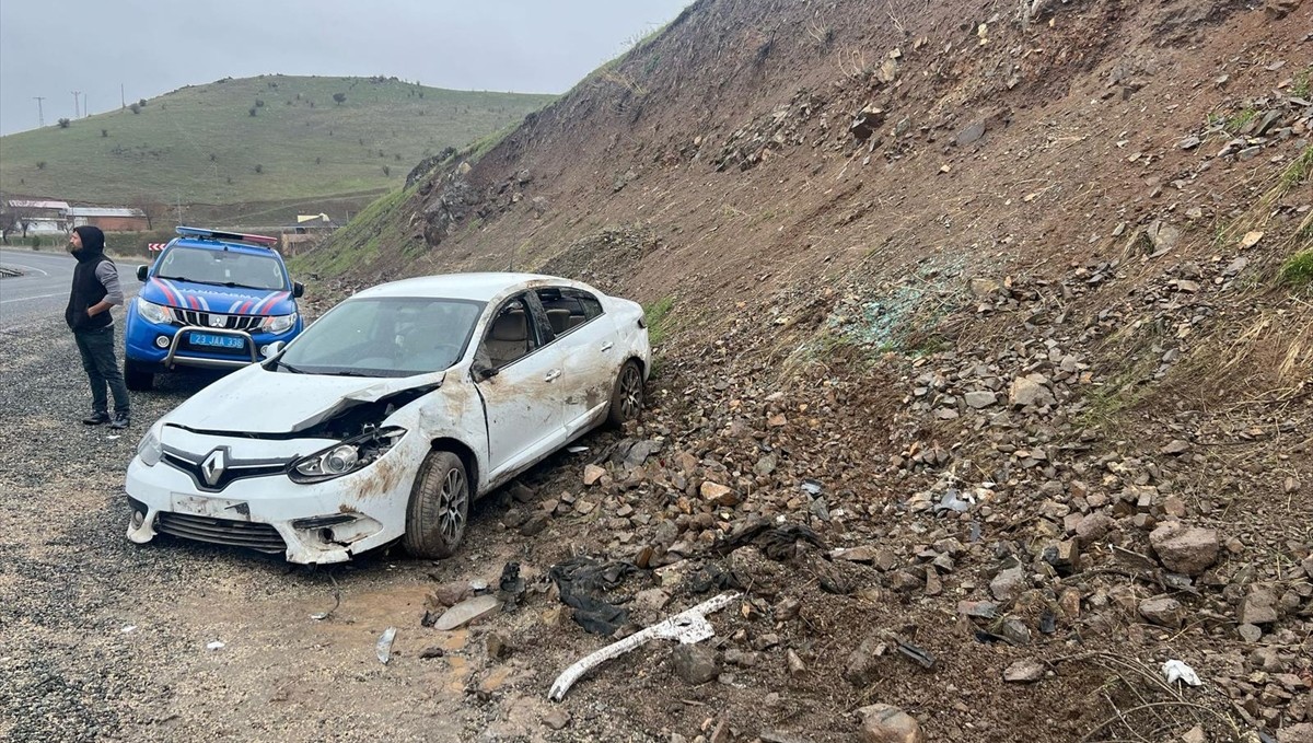 Elazığ'da yamaca çarpan otomobilin sürücüsü yaralandı