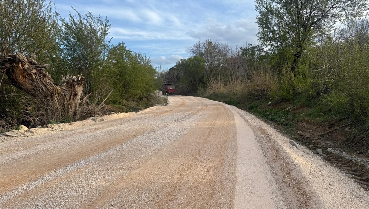 Elazığ İl Özel İdaresi yol yapım çalışmalarını sürdürüyor
