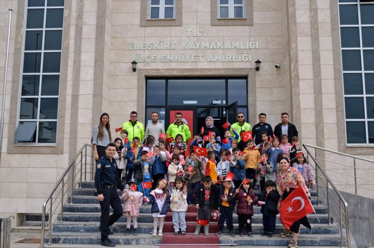 eleşkirt anaokulu öğrencileri polis araçlarıyla şehir turu yaptı2