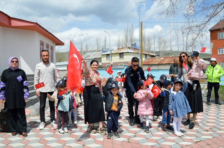 eleşkirt anaokulu öğrencileri polis araçlarıyla şehir turu yaptı6