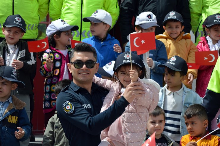 eleşkirt anaokulu öğrencileri polis araçlarıyla şehir turu yaptı7