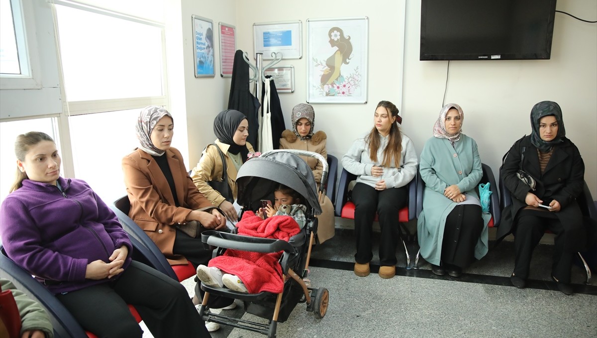 Erciş'te anne adayları "Gebe Okulu"nda bilgilendiriliyor