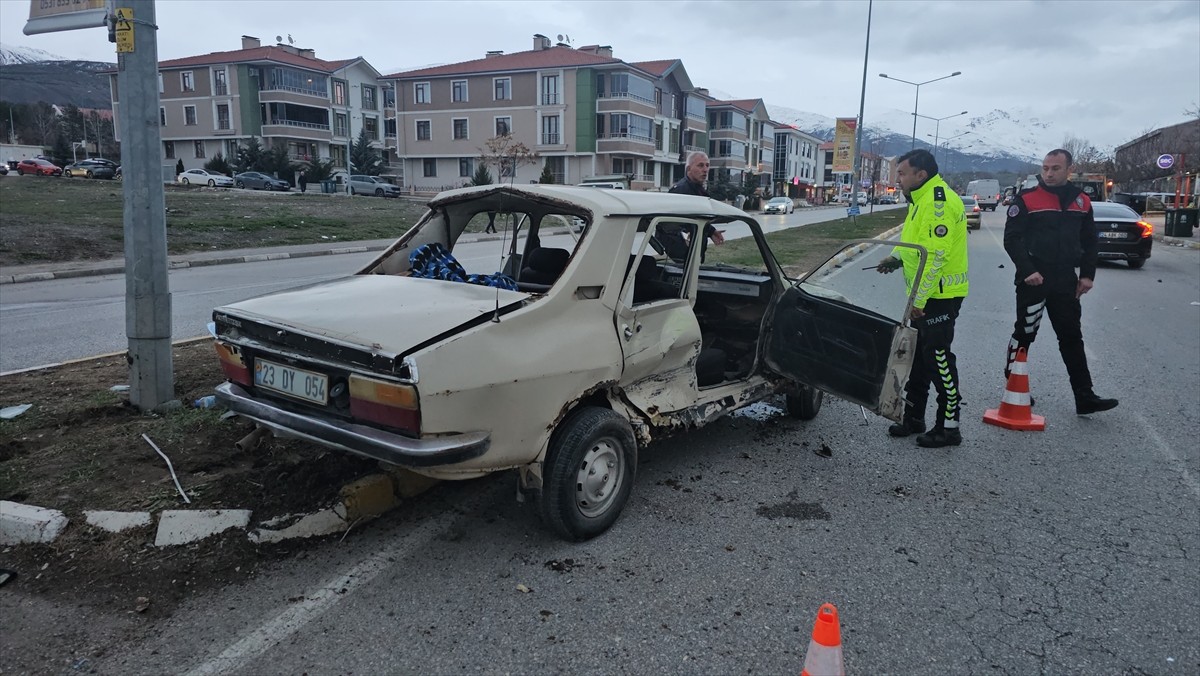 Erzincan'da hafif ticari araç ile otomobil çarpıştı, 3 kişi yaralandı